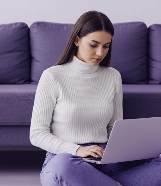 Profissional analisando dados de campanha de incentivo em um laptop